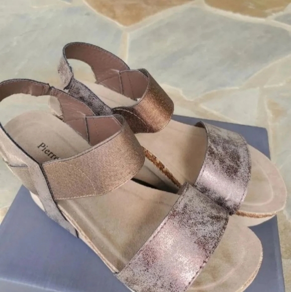 Cute Metallic Wedge sandal-NIB - Picture 2 of 6